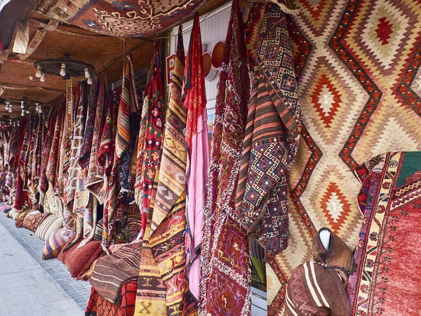 Traditionelle Truthahnteppiche im Stadtladen — Stockfoto