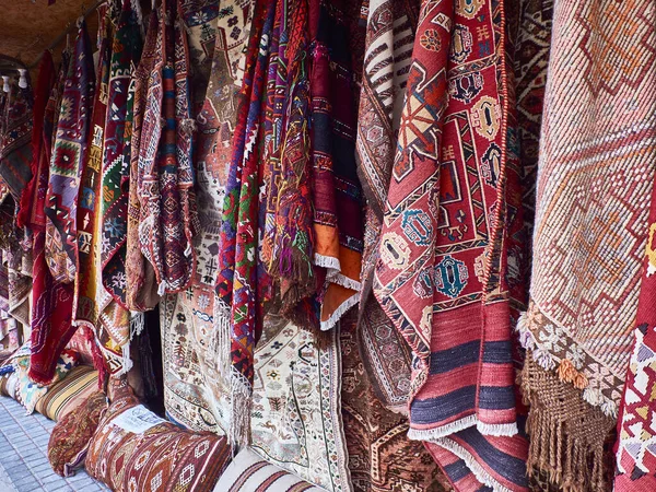 Традиционные ковры из индейки в магазине на городской улице — стоковое фото