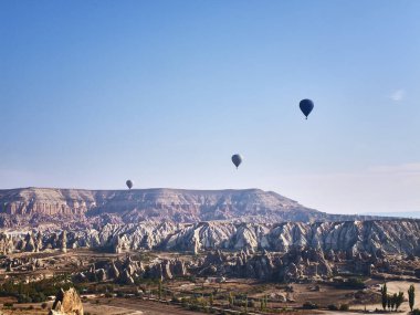 Güneşli sonbahar sabahında renkli sıcak hava balonları. Goreme Ulusal Parkı, Kapadokya, Türkiye