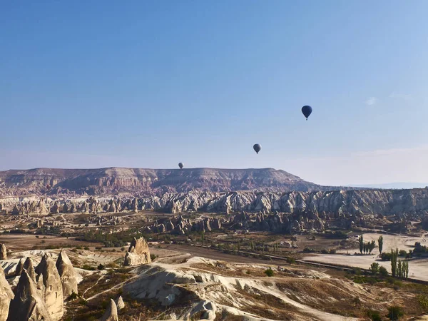 บอลลูนอากาศร้อนที่มีสีสันในตอนเช้าฤดูใบไม้ร่วงที่มีแดด อุทยานแห่งชาติ Goreme, Cappadocia, ประเทศตุรกี — ภาพถ่ายสต็อก