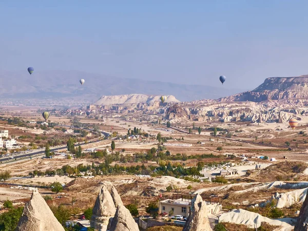 Coloridos globos de aire caliente en la soleada mañana de otoño. Parque Nacional Goreme, Capadocia, Turquía —  Fotos de Stock