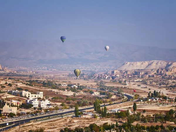 Színes hőlégballonok a napos őszi reggelen. Goreme Nemzeti Park, Cappadocia, Törökország — Stock Fotó