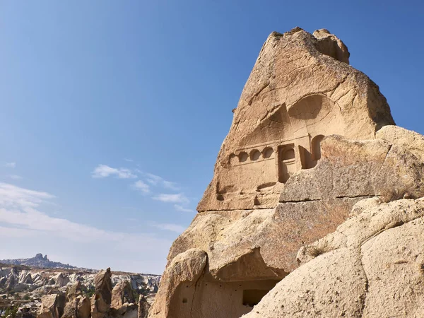 Restos de templos cristianos cortados en roca en el sitio de roca de Capadocia cerca de Goreme —  Fotos de Stock