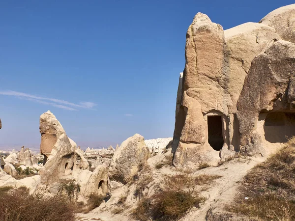 Restos de templos cristianos cortados en roca en el sitio de roca de Capadocia cerca de Goreme —  Fotos de Stock