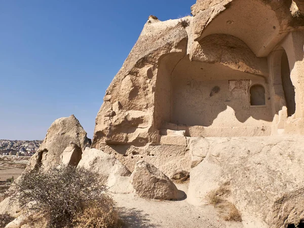 Resti di templi cristiani scavati nella roccia nel sito roccioso della Cappadocia vicino a Goreme — Foto Stock