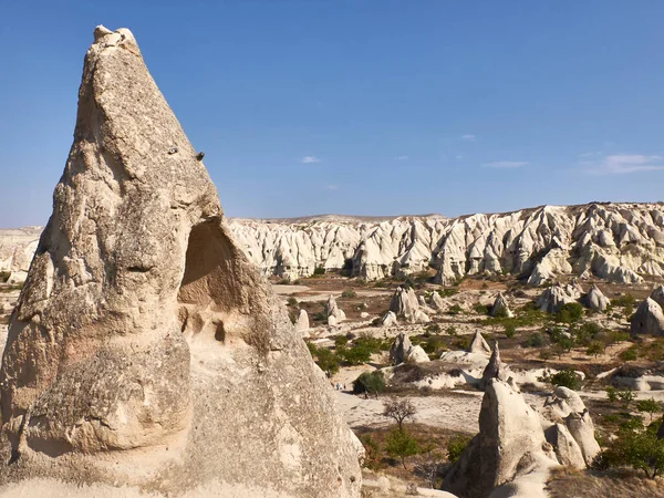 Restos de templos cristianos cortados en roca en el sitio de roca de Capadocia cerca de Goreme —  Fotos de Stock