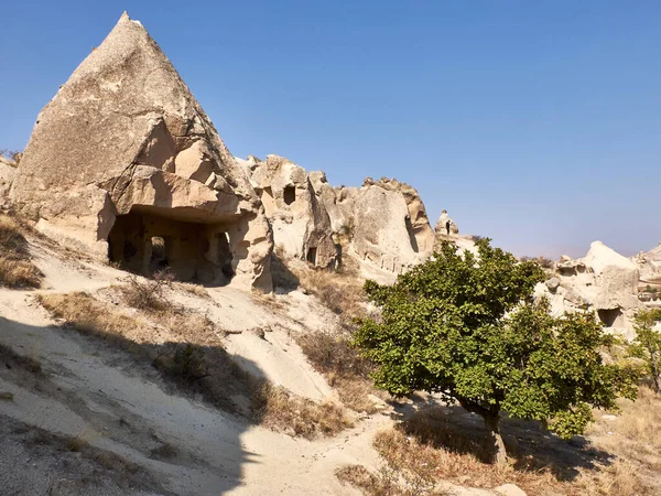 ซากปรักหักพังของวัดคริสเตียนตัดหินที่สถานที่หินของ Cappadocia ใกล้ Goreme — ภาพถ่ายสต็อก