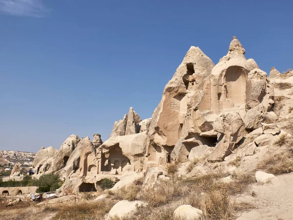 Restos de templos cristianos cortados en roca en el sitio de roca de Capadocia cerca de Goreme —  Fotos de Stock