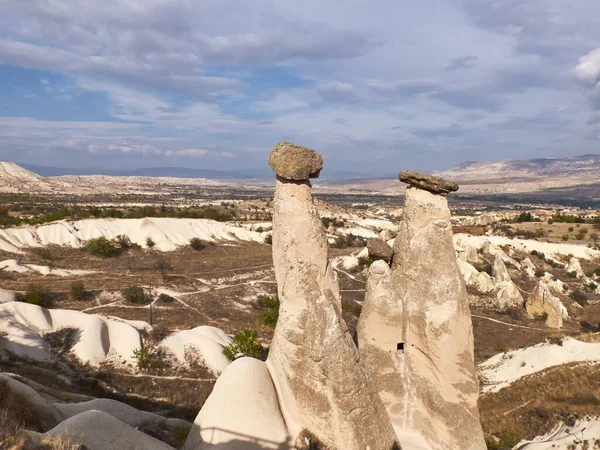 ลิงนางฟ้าหินที่หุบเขาใกล้ Urgup, Cappadocia, ประเทศตุรกี — ภาพถ่ายสต็อก