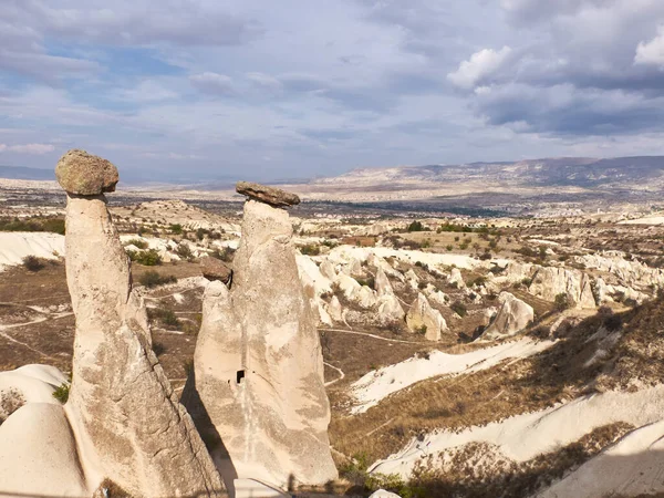 Скалистые трубы в долине недалеко от Ургупа, Каппадокия, Турция — стоковое фото