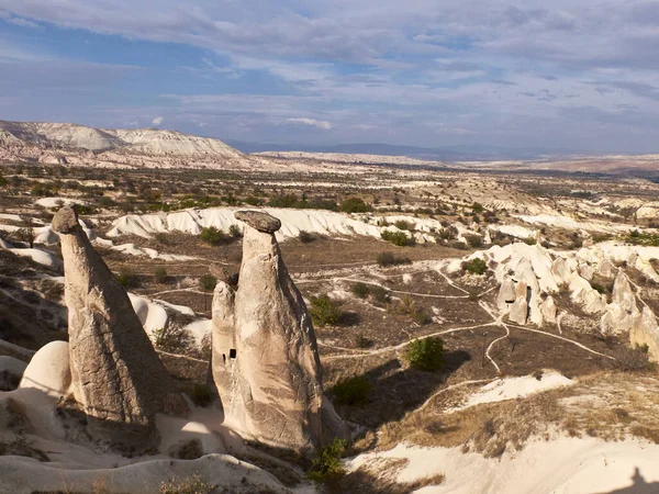 ลิงนางฟ้าหินที่หุบเขาใกล้ Urgup, Cappadocia, ประเทศตุรกี — ภาพถ่ายสต็อก