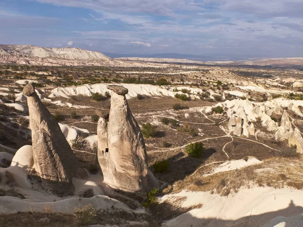 ลิงนางฟ้าหินที่หุบเขาใกล้ Urgup, Cappadocia, ประเทศตุรกี — ภาพถ่ายสต็อก