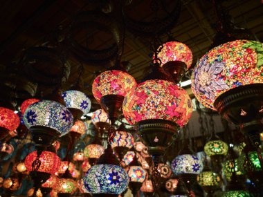 Geleneksel Arap tarzı çok renkli asılı fenerler