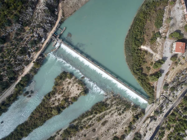 Damm vid bergsfloden och flodön — Stockfoto