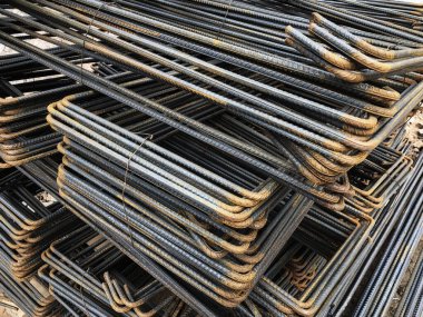 Yığınla demir takviye işi. Takviye için eğilmiş metal parçaları