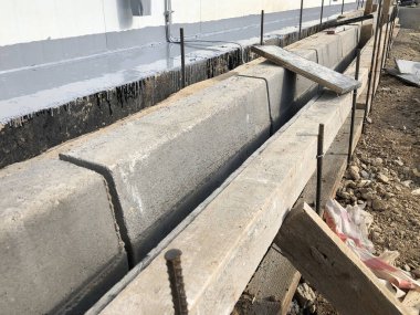 Beton kaldırım taşları kurulumu. Kaldırım kaldırım kenarlarının bağlanması