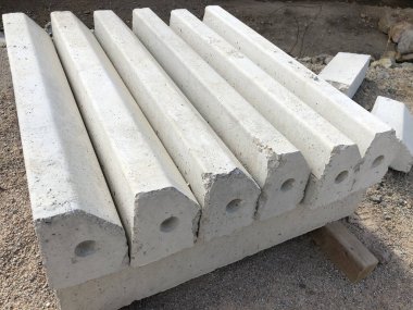Yığınla beton kaldırım taşı. Yol inşaatı için inşaat malzemeleri