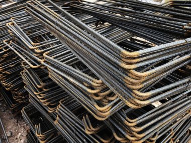 Yığınla demir takviye işi. Takviye için eğilmiş metal parçaları