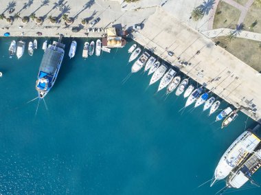 Yat manzarası marinada demirli