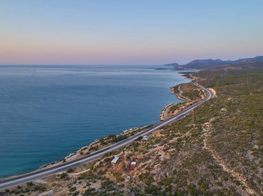 Sabah deniz, tepeler ve asfalt otoyol. Hava görünümü