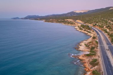 Sabah deniz, tepeler ve asfalt otoyol. Hava görünümü