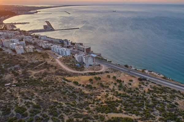 The sun rises over the seaside town. Aerial view of town, sea and harbor — Stock Photo, Image