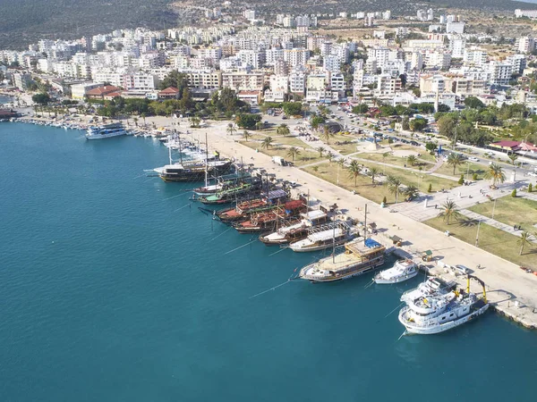Вид с воздуха на средиземноморский город у моря — стоковое фото