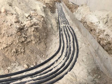 Yüksek voltajlı elektrik kablosu bir sipere yerleştirildi.