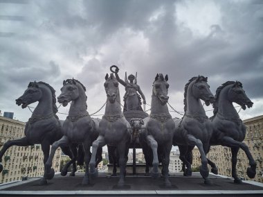 Kutuzovskiy Bulvarı 'ndaki Zafer Kemeri' nin tepesinde altı atlı Nike Goddess heykeli. Hava görünümü