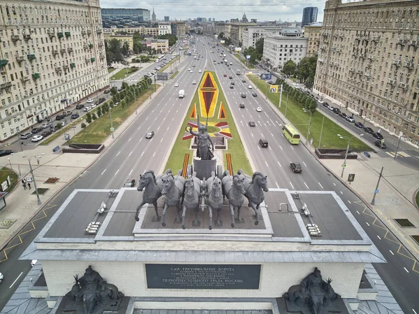 Arco triunfal e estalinismo edifícios residenciais na avenida Kutuzovskiy. Vista aérea — Fotografia de Stock