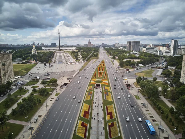 Kutuzovskiy avenue and Park Pobedy on Poklonnaya Hill in Moscow, Russia. Aerial view — Stock Photo, Image