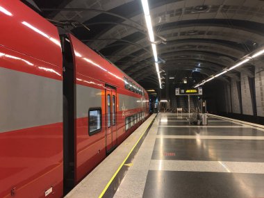 Demiryolu terminali platformunda iki katlı bir Aeroexpress tren.