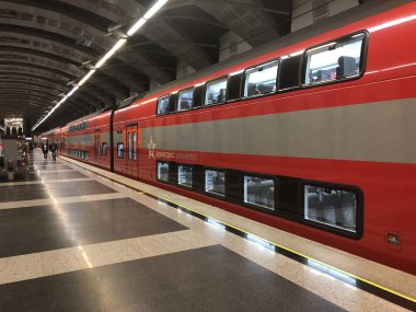 Demiryolu terminali platformunda iki katlı bir Aeroexpress tren.