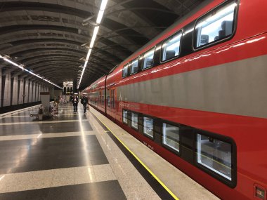 Demiryolu terminali platformunda iki katlı bir Aeroexpress tren.