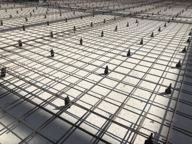 Plastik tutucuları olan metal takviye ızgarası. Güçlendirilmiş beton hazırlığı. Beton bodrum yapısı