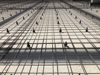 Plastik tutucuları olan metal takviye ızgarası. Güçlendirilmiş beton hazırlığı. Beton bodrum yapısı