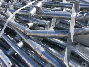 Açık hava deposundaki kutunun içindeki metal boruları destekleyen krom kaplama.