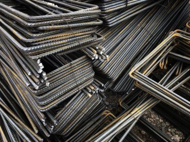 Yığınla demir takviye işi. Takviye için eğilmiş metal parçaları