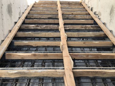 Metal takviyesi ve inşaat halindeki beton merdiven döşemeleri.