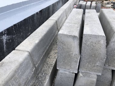 Yığınla beton kaldırım taşı. Yol inşaatı için inşaat malzemeleri