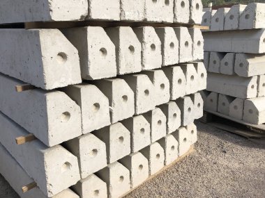 Yığınla beton kaldırım taşı. Yol inşaatı için inşaat malzemeleri