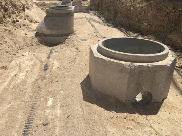 Odwadniacz wody burza żelbetowe studnie w wykopanych rów. System odprowadzania wody w budowie — Zdjęcie stockowe