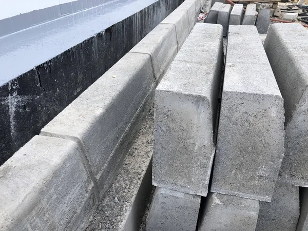 Pietre per marciapiedi di cemento. Materiale da costruzione per lavori stradali — Foto Stock