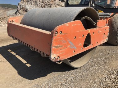 Titreşimli silindirler yol yapım çalışmaları sırasında bir yol yüzeyinin toprağını sıkıştırır