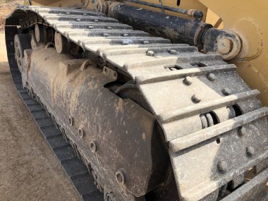 Sürüngen buldozer kamyonuna yaklaşın. Toprak hareket eden ağır makineler