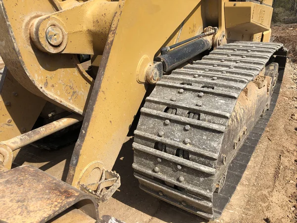 Primer plano del camión excavador de orugas. Maquinaria pesada de movimiento de tierras — Foto de Stock