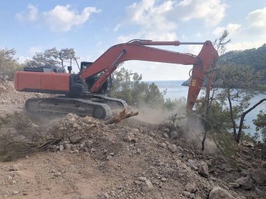 Kazı sırasında toprağın tozla taşınması kayalık toprakları etkiler. Toprak hareketinde ağır makineler