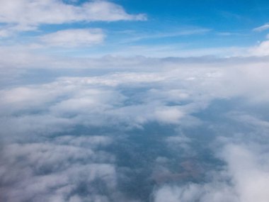 Bulutlar ve açık mavi gökyüzü. Aydınlatıcıdan hava görüntüsü