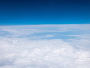 Bulutlar ve açık mavi gökyüzü. Aydınlatıcıdan hava görüntüsü