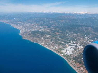 Alanya yakınlarındaki Akdeniz Türk kıyı şeridi. Aydınlatıcıdan hava görüntüsü